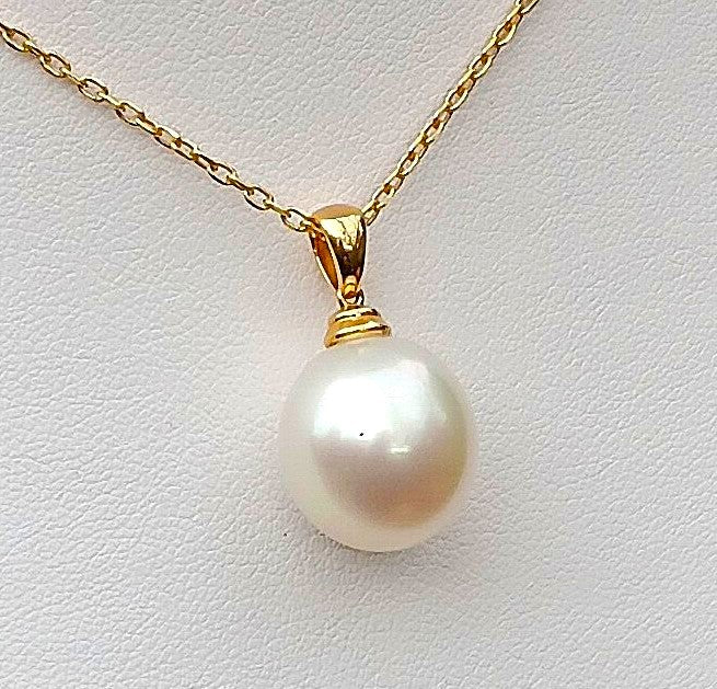 Elegant South Sea Pearl Pendant set in 18K Gold