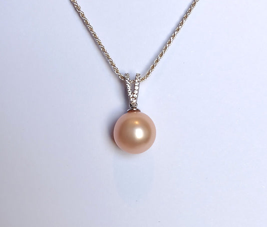 Freshwater Pearl Pendant set in Sterling Silver & decorated with Cubiz Zirconia