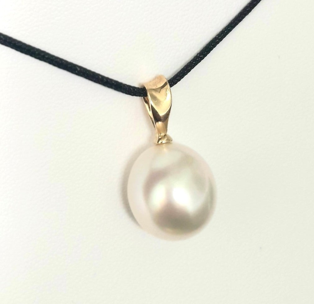 Beautiful South Sea Pearl Pendant Pendant set in 9k Gold